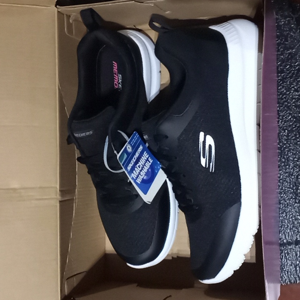 *NEW* Skechers Women's Sneaker sz. 9.5 black & white